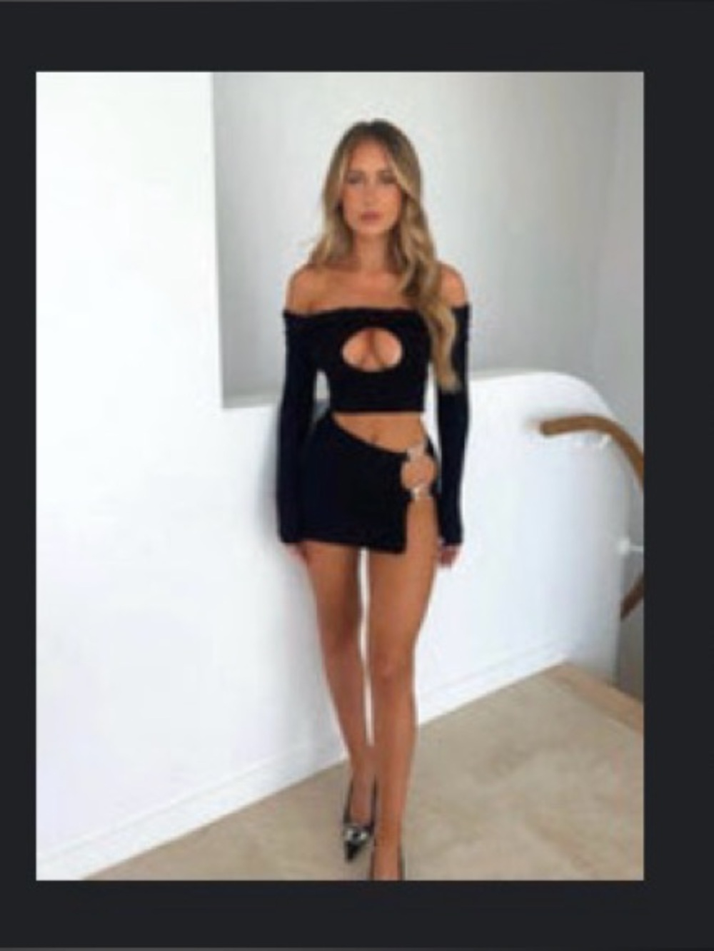 Off-Shoulder Black Ribbed Cropped Top with Front Keyhole - Picture 2 of 4